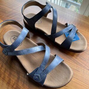 Taos Sandals Size 10